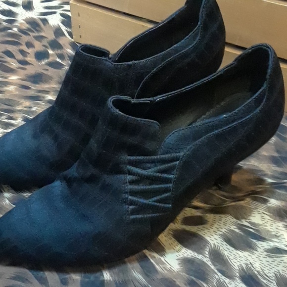 Beautiful Victoria Spencer Booties - Picture 6 of 8